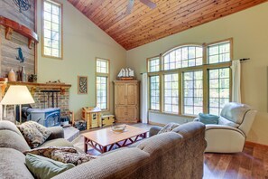 Living Room | 1st Floor | Wood-Burning Stove | Smart TV | Free WiFi