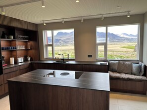 High standard and fully equipped kitchen. Large kitchen island, plenty of space.