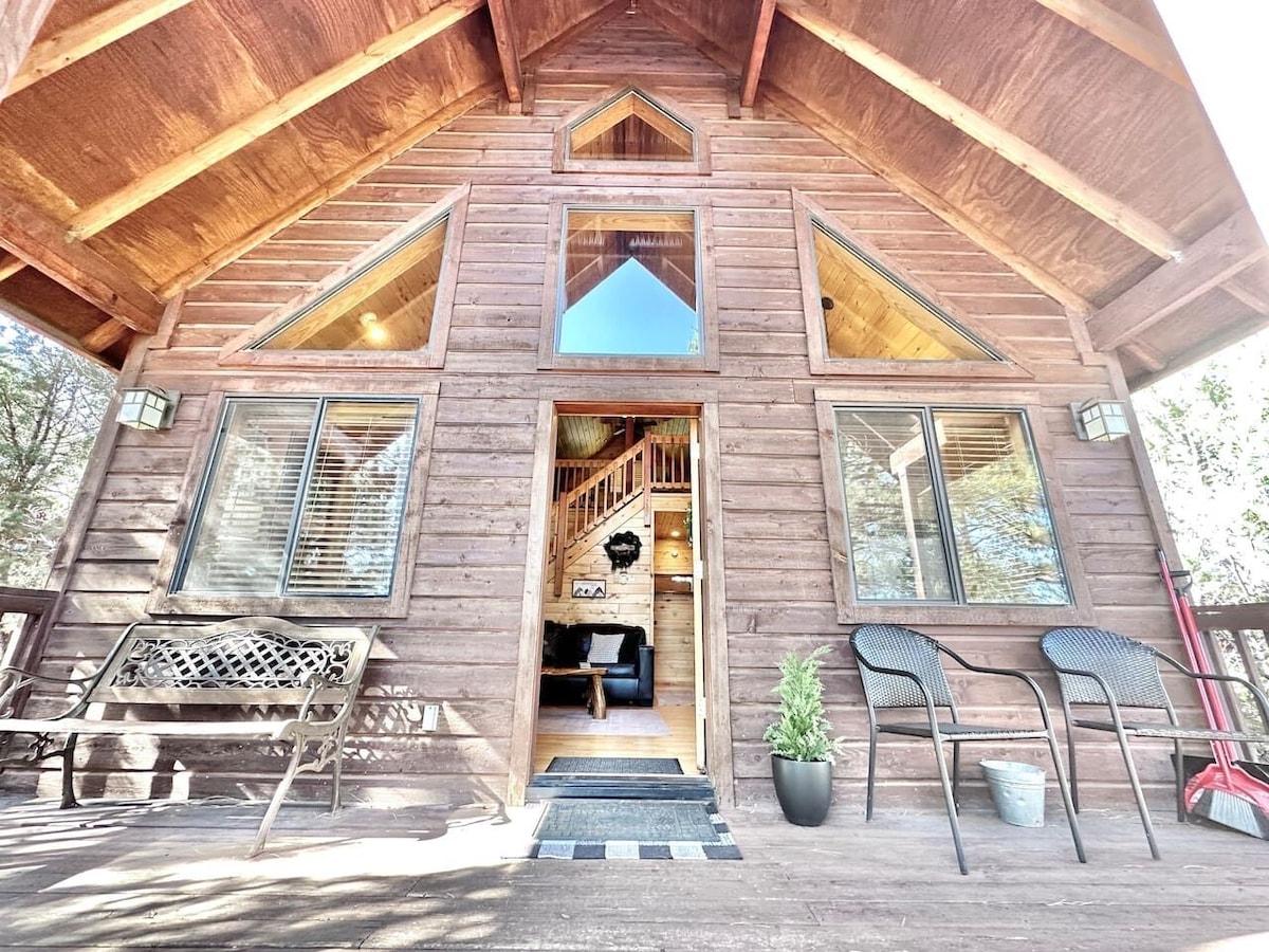 The Juniper Grove | Loft & Private Hot Tub!