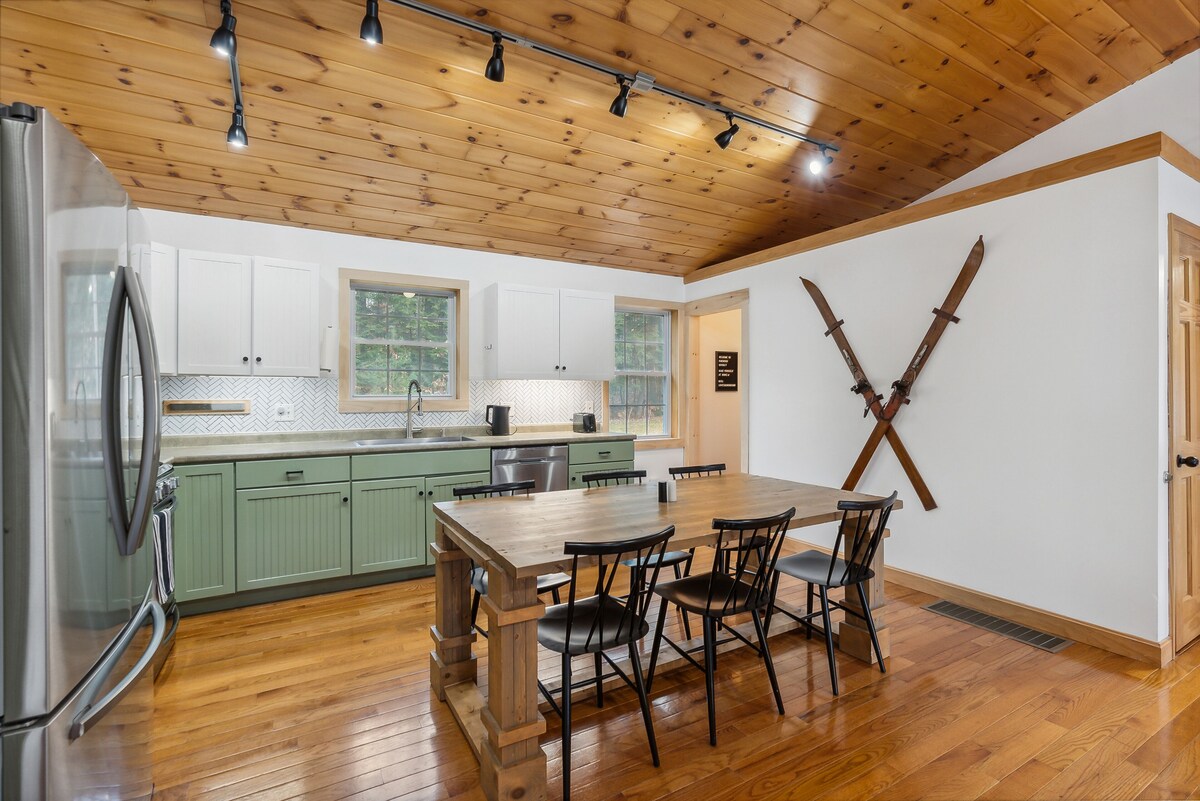 Pinewood Haven: Log Cabin + Treehouse + Hot Tub in Mount Washington Valley