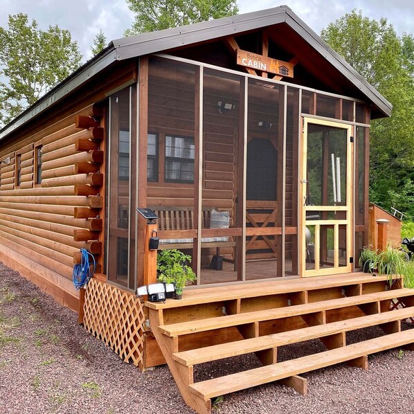 Newly added screen porch!