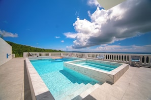 Hot tub with Pool
