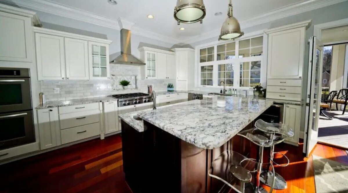 6BR Modern Home w/HEATED Pool & Screened in Porch