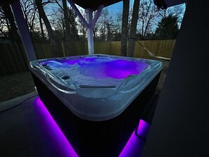 6 Seat Hot Tub w/ Color Changing Lights 