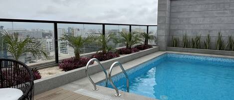 Piscina panoramica en la azotea del edificio con vista a toda la ciudad de Lima