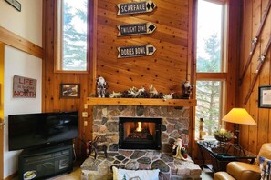 Cozy Gas Fireplace and Smart TV and Spectrum Cable TV services