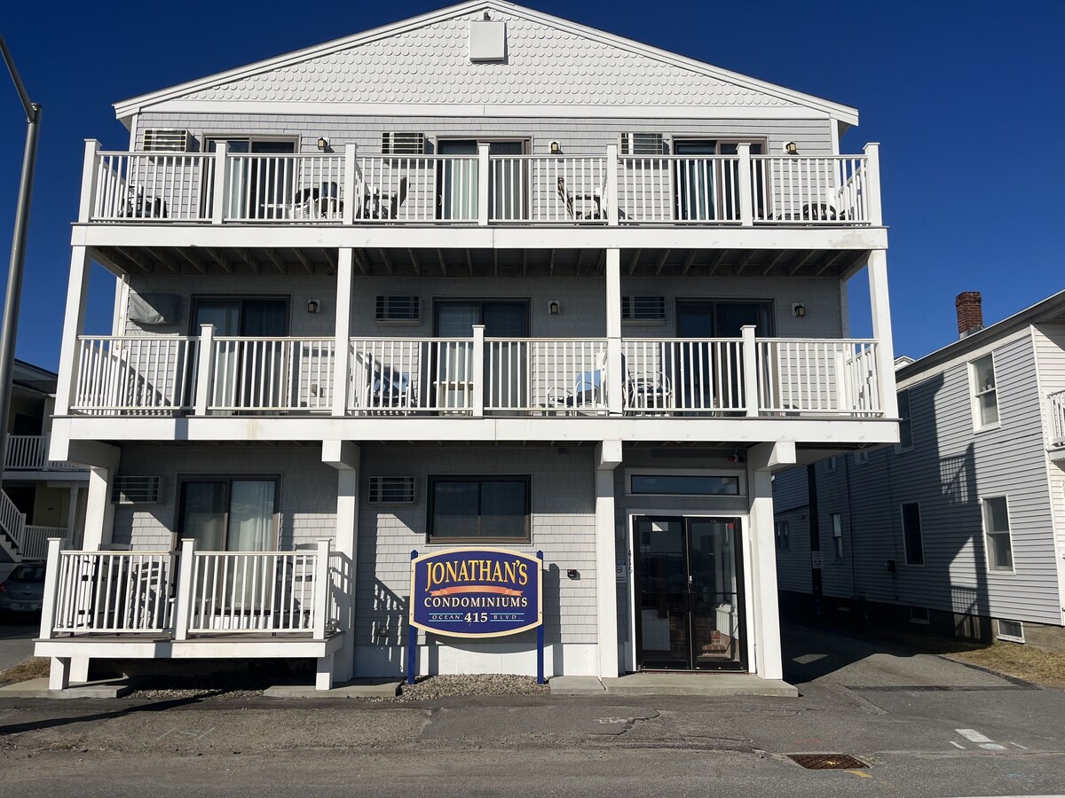 The Great Escape II. Newly renovated and beautiful Unit on Hampton Beach.