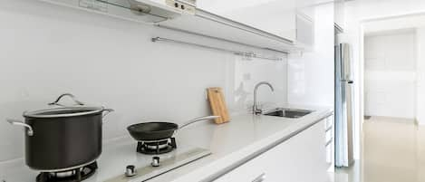 Fully Equipped Kitchen w/ Cooking & Dining Essentials