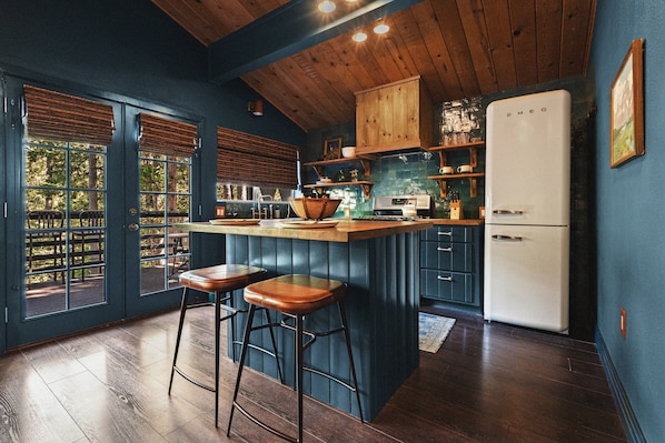 Freewyld invites you to Be Free, Live Wyld. To disconnect so you can reconnect with what matters. Enjoy a mountain getaway that's convenient to everything that Idyllwild offers.
