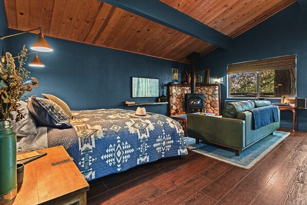 Black Mountain is a studio cabin with a cozy King bed, located just a 1/2 mile walk from downtown Idyllwild.