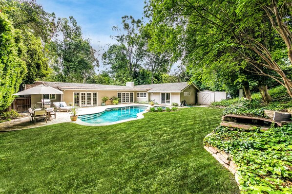 Private backyard, pool & spa