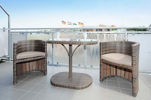 Balkon mit Blick auf den Bensersieler Hafen