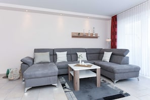 Wohnzimmer mit integriertem Küchenbereich