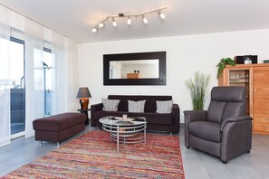 Wohnzimmer mit integriertem Küchenbereich