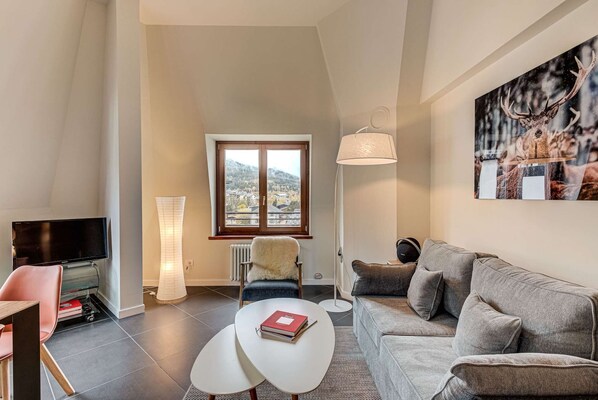 Alpes V's vaulted ceiling
