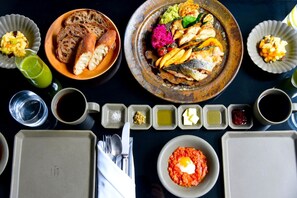 Alimentos y bebidas
