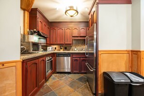 Full kitchen: Stainless steel appliances