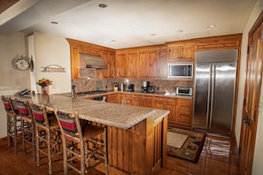 Ritz906-Kitchen-1