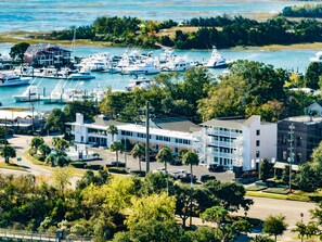 The Waterway Lodge is close to the Intracoastal, public boat ramp, restaurants, shopping & marina