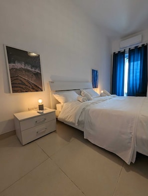 Main Bedroom Queen bed 
