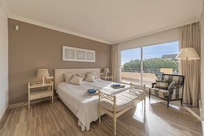 Bedroom with a double bed, a sofa, storage space and direct access to the main balcony. (1)