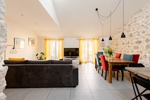 Huge living space with kitchen and dining table (1)