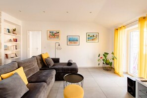 Large living space with kitchen and dining table (4)