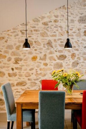 Large living space with kitchen and dining table (3)