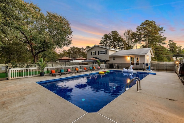 Massive 20' x 40' pool! Cannonballs galore!