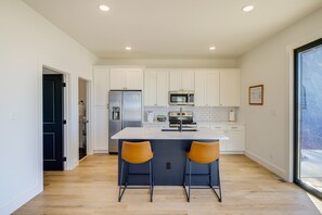 Kitchen | Breakfast Bar | Dishwasher