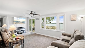 Livingroom overlooking lake. Smart TV