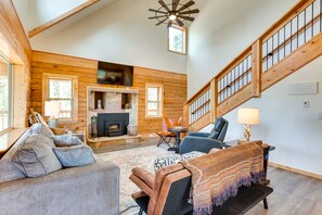 Living Room | 2-Story Cabin | In-Unit Laundry | 2 Mi to Angel Fire Resort