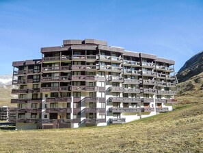 Sky, Building, Urban Design, Tower Block, Residential Area, Window, Facade, Condominium, Tree, City