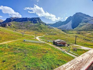 Cloud, Sky, Mountain, Ecoregion, Natural Landscape, Slope, Highland, Grass, Grassland