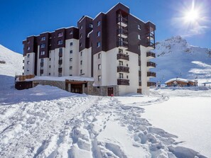 Sky, Building, Daytime, Window, Snow, Light, Azure, Slope, House, Freezing