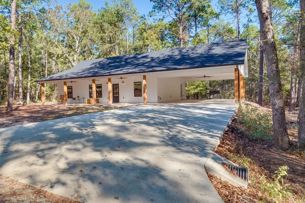 Brookeland Vacation Rental | 3BR | 2BA | 1,400 Sq Ft | Small Step for Entry
