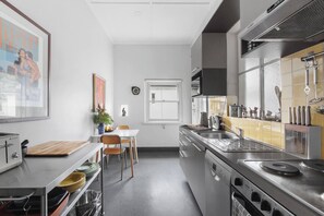 ‎There is a small table in the kitchen area, which can be used for meals at home or a dedicated workspace for those needing to catch up on a spot of work. 