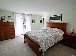 Master bedroom (2nd floor)