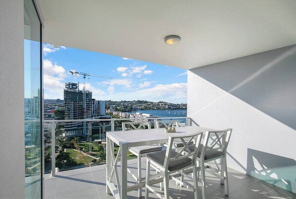 Overlooking the glistening Brisbane River, you can enjoy the views from the 4-seater dining table drenched in sunlight whilst also being undercover and protected. 
