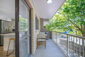 The private, full-length balcony offers a BBQ and a cosy two-seater setting for laidback alfresco dining. 
