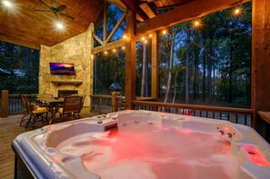 Indulge in pure relaxation at the Chillax Inn inviting hot tub—an ideal retreat for stargazing and unwinding, washing your worries away in ultimate comfort.