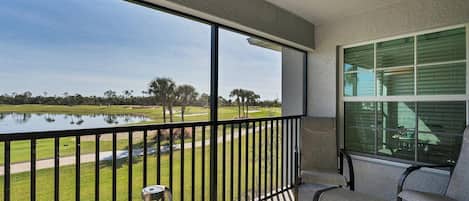 Beautiful condo with golf course view in Heritage Landing