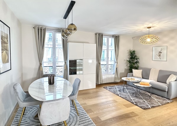 Charming living room ambiance with a mix of comfort and style