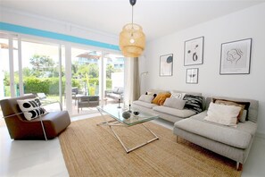 Bright and modern lounge with seating area and access to the terrace