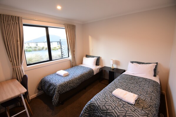 Alpine Star B twin bedroom