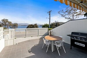 Equipped with a dining setting and a barbecue, this space invites you to enjoy the fresh air while taking in the vibrant neighbourhood scene. 