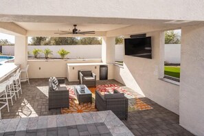 "Relax in our covered entertainment area while enjoying your favorite cocktails from the swim-up bar – luxury and comfort combined. 🌴🍸"