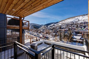 Outdoor Patio: Serene view of mountains and charming neighborhood.