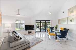 Living/Dining Area (1)