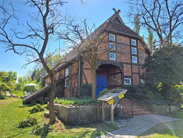 Die Ferienwohnung befindet sich im Erdgeschoss des Heidjerhauses.